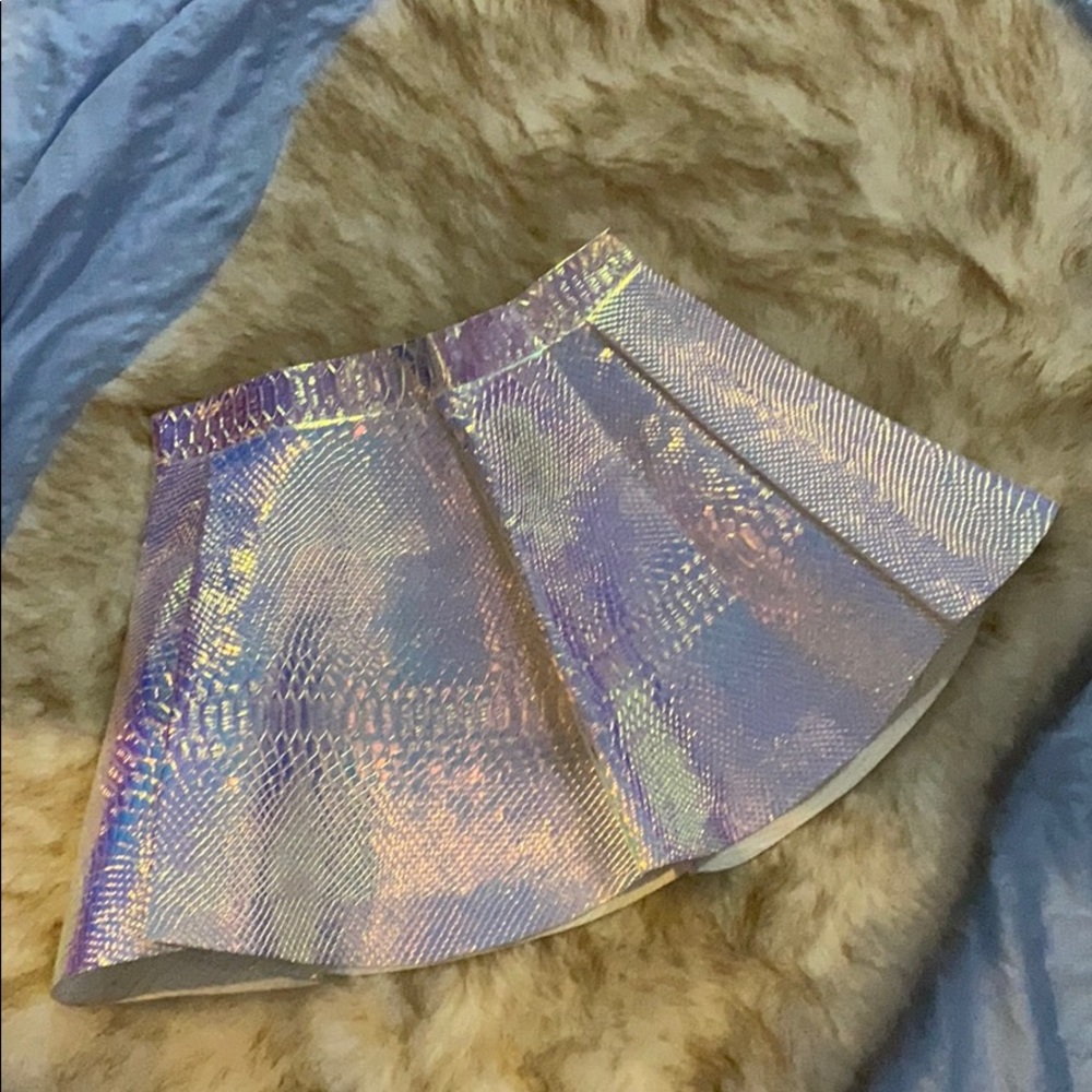 Holographic skirt